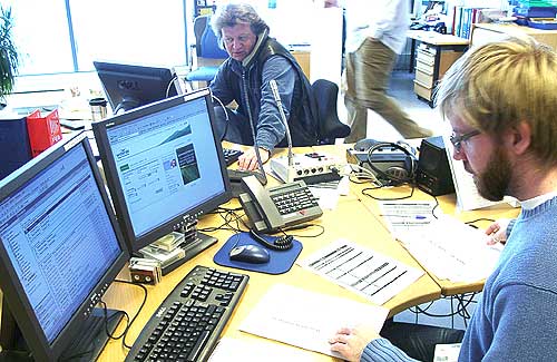 To vaktsjefer på hver sin side av desken - Bjørn Tore på radio (t.v.) og Chris på TV.