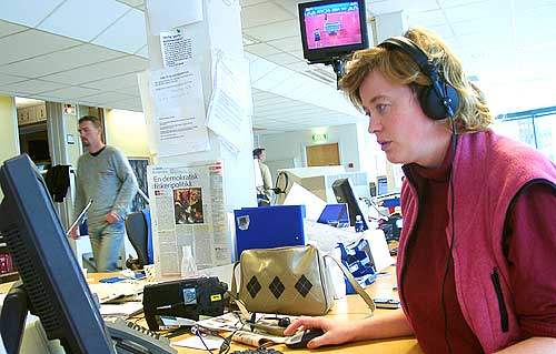 Bulletinvakt Anita tar et siste overblikk før hun går i studio.