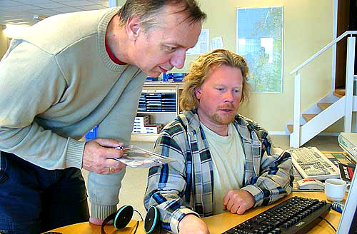 Fotograf Harald (t.v.) og TV-produsent Per Willy ser på en av kveldens saker.