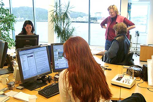 Gemyttlig stemning på desken - f.v. Rannveig, Vera, Anita og Bjørn Tore.