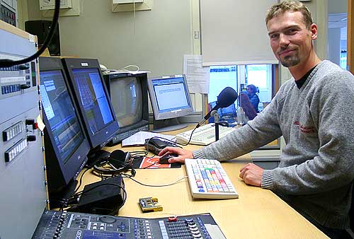 Fotograf og videoreporter Lars Bjørn redigerer et TV-innslag.