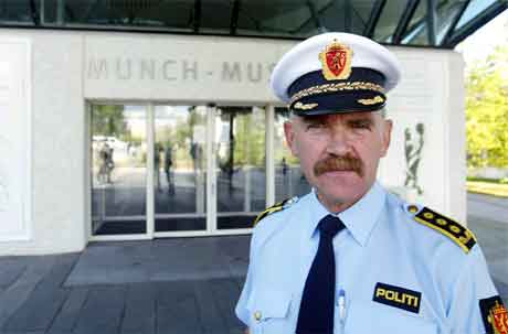 Politiinspektør Iver Stensrud opnar for at det kan utlovast dusør for å få tilbake dei stolne Munch-måleria. (Scanpix-foto)