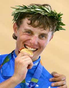 Mikhail Ignatjev sjekker om det er ekte gull i medaljen. (Foto: AFP/Scanpix)