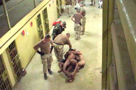 Det var bilder som dette som førte til at forholdene ved Abu Ghraib-fengselet ble gransket. (Foto: Washington Post/Scanpix)