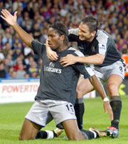 Drogba hylles av Frank Lampard etter sitt første Chelsea-mål. (Foto: REUTERS/Jed Leicester) Drogba hylles av Frank Lampard etter sitt første Chelsea-mål. (Foto: REUTERS/Jed Leicester)