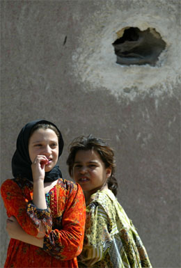 Irakiske jenter utenfor hjemmet deres i Najaf, der harde kamper pågår. (Foto: Reuters/Scanpix)