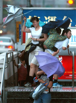 Kraftig vind og mye nedbør i Taipei. (Foto: AP/Scanpix) Kraftig vind og mye nedbør i Taipei. (Foto: AP/Scanpix)