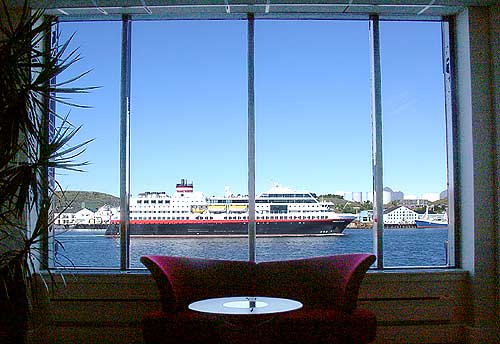 Nordgående hurtigrute Trollfjord passerer redaksjonen i rute - klokka 12:15