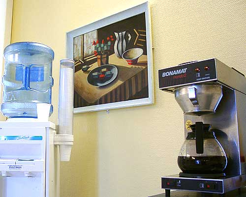 Kaffe, kunst og kildevann - her ved vannhullet treffer du alltid noen.