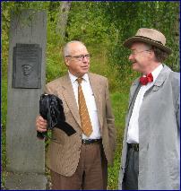 Hans Blix og Knut Ødegård ved Kongebjørka (Foto:Gunnar Sandvik, NRK)