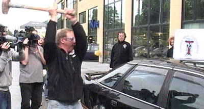 Kurt Oddekalv vil knuse Ford-konsernet, her representert ved ein Ford Scorpio framfor ein Ford-forhandlar i Bergen.