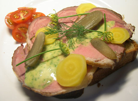 Langtidsstekt urtespekket kalvebryst på byggbrød og økologisk smør fra Røros. Foto: NRK Langtidsstekt urtespekket kalvebryst på byggbrød og økologisk smør fra Røros. Foto: NRK