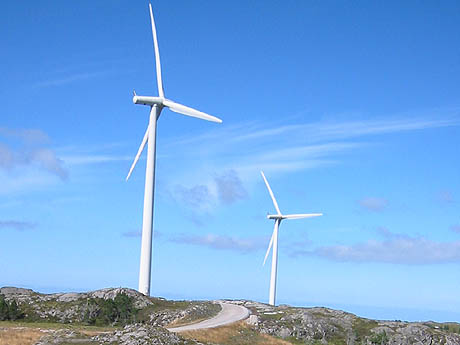Utbygging av vindmølleparker skaper bekymring og aksjoner for tida. Foto: Ann Jones, NRK