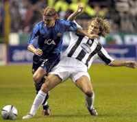 Arneng (ex-VIF) i kamp med Nedved. (Foto: AP Photo / MARK EARTHY) Arneng (ex-VIF) i kamp med Nedved. (Foto: AP Photo / MARK EARTHY)