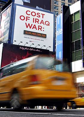 Telleverket på Times Square i New York viser krigens høye pris. AP-foto: Anders Krusberg