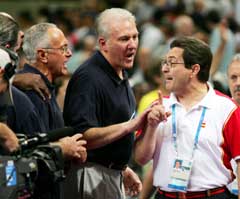 USAs trener Larry Brown (t.v.) kranglet med Spanias trener Mario Pesquera (t.h.) mot slutten av kampen. (Foto: AP/Scanpix)
