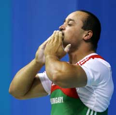 Ferenc Gyurkovics sendte slengkyss til publikum etter å ha vunnet sølv. (Foto: Reuters/Scanpix)