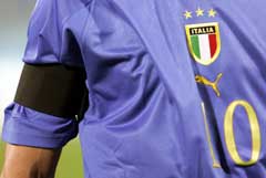 Italia spilte bronsefinalen med svarte sørgebind. (Foto: AFP/Scanpix)