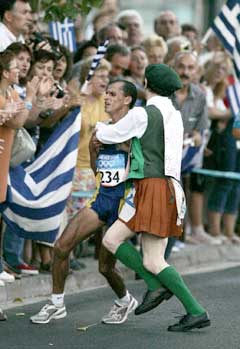 Under OL i Athen ble brasilianske Vanderlei de Lima angrepet av en tilskuer og kan ha mistet maraton-gullet. (Foto: Reuters/Scanpix) 