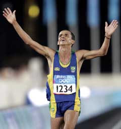 Vanderlei de Lima vinket til publikum og smilte da han løp inn til bronsen. (Foto: AFP/Scanpix)