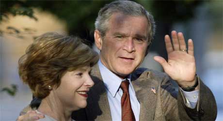 KAMPKLAR: George W. Bush og kona Laura ladet opp med kirkebesk i Washington i gr. (Foto: Scanpix / Reuters / Yuri Gripas)