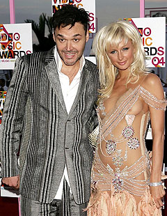 Paris Hilton ankom MTV Video Music Awards sammen med fotografen David LaChapelle i en litt frekk kjole som hun var litt uheldig med. Foto: Peter Kramer / Getty Images / AFP. Paris Hilton ankom MTV Video Music Awards sammen med fotografen David LaChapelle i en litt frekk kjole som hun var litt uheldig med. Foto: Peter Kramer / Getty Images / AFP.