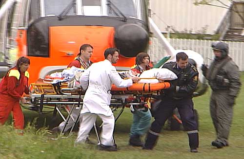 Sea King-helikopteret har landet i Rensåsparken ved sykehuset for å spare tid i en livstruende situasjon. Foto: NRK.