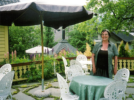 I dag danner hovedhuset sammen med to anneks et unikt tun som er omkranset av prydtrær, busker og frodige blomster arrangert i etasje-terrasser. Foto: Haakon D Blaauw I dag danner hovedhuset sammen med to anneks et unikt tun som er omkranset av prydtrær, busker og frodige blomster arrangert i etasje-terrasser. Foto: Haakon D Blaauw