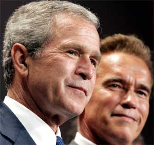 VINNERNE: George W. Bush og partikamerat Arnold Schwarzenegger kommer til å smile bredt 2. november, om vi skal tro ekspertene. (Foto: Scanpix / Reuters / Kevin Lamarque)