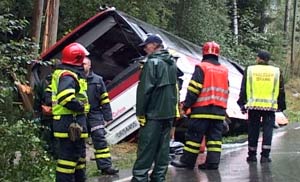 Ei kvinne omkom i bussulykka i Søndre Land mandag.