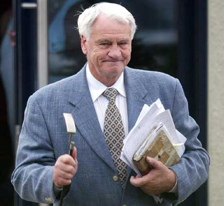 Sir Bobby Robson tok med seg golf-putteren og drog fra Newcastle. (Foto: Scanpix)