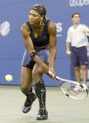 Serena Williams presenterer stadig vekk nye tennismoter. Her med nye ankelbeskyttere i US Open. (Foto: Scanpix)