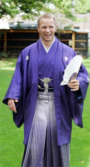 Tirsdag ikledde Petter Solberg seg en tradisjonell japansk herrekimono for å delta i en teseremoni i rallybyen Obihiro nord i Japan. Solberg er i landet for å kjøre Rally Japan kommende helg. ( Foto: Heiko Junge / SCANPIX ) Tirsdag ikledde Petter Solberg seg en tradisjonell japansk herrekimono for å delta i en teseremoni i rallybyen Obihiro nord i Japan. Solberg er i landet for å kjøre Rally Japan kommende helg. ( Foto: Heiko Junge / SCANPIX )