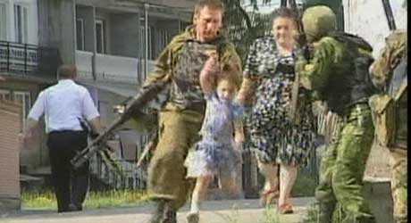 Russiske soldater tar seg av en av jentene som ikke ble tatt som gissel. (Foto: RURTR)