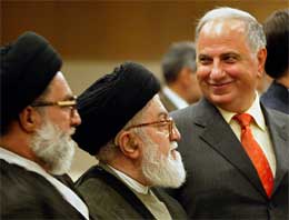 Chalabi smiler til kolleger under en edsavleggelse i parlamentet i dag (Scanpix/AFP)