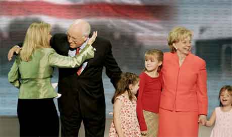 Dick Cheney fekk besøk av familien på scena. Til venstre dottera Elisdabeth og til høgre kona Lynne saman med to barnebarn. (Foto: AP/Scanpix)