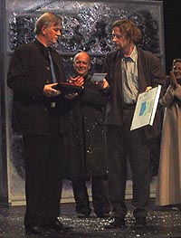 Åsmund Feidje mottar prisen på Nationaltheaterets hovedscene av TONOs Jens Magnus. (Foto: Carl Henrik Grøndahl).