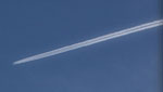 Kondensstriper fra fly består hovedsakelig av vanndamp. Foto: NRK