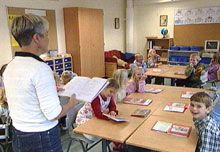 Lærer Sidsel Eltvik leser høyt for klasse 1B. Elevene koste seg. Foto: NRK. Lærer Sidsel Eltvik leser høyt for klasse 1B. Elevene koste seg. Foto: NRK.