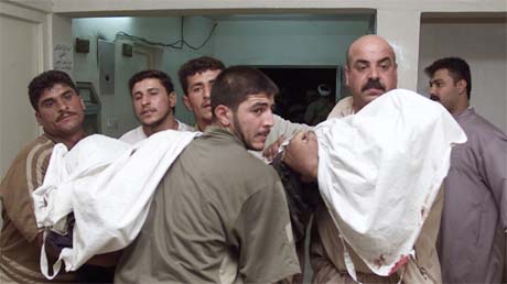En av de drepte etter det amerikanske flyangrepet bres bort av sine landsmenn. (Foto: Reuters/Scanpix)