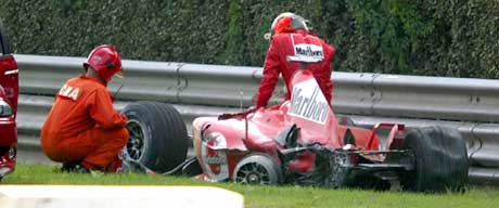 Michael Schumacher klatrer ut av bilen etter kollisjonen. (Foto: AP/Scanpix)