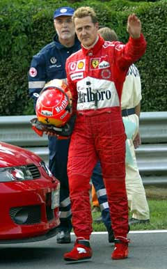 Michael Schumacher vinker til fotografene etter kollisjonen. (Foto: AP/Scanpix)
