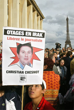 Gisseltakingen har vakt sterke protester over hele Frankrike. (Foto: AP/Scanpix)