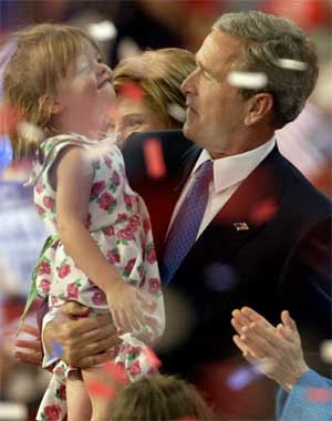 Bush holder opp visepresident Dick Cheneys barnebarn Grace Perry etter talen. (Foto: Scanpix / Reuters / Mike Segar)