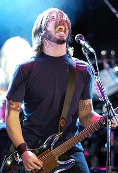 Dave Grohl fra Foo Fighters synger ut mot George W. Bush. Foto: AP Photo / Mark J. Terrill.