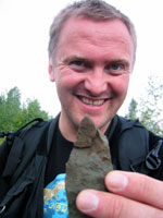 Fotograf Roger er stolt over å ha funnet et fossil. Foto: NRK