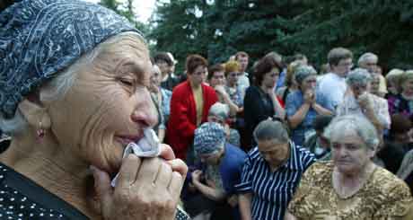 Pårørende av gislene samlet utenfor skolen. Foto: Sergey Ponomarev, AP