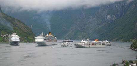 M/S Arion og M/S Funchal er de minste skipene i midten. Her er de på vei ut Geirangerfjorden i sommer.