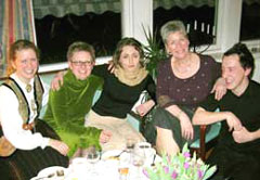 Anne skal ordineres til prest og gjengen samles på Hamar for å feire ordinasjonen. Fra venstre: Karins datter Reidun, Anne, Kjersti, Karin og Tom.