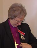 En stolt biskop og Kommandør titter på utmerkelsen. 